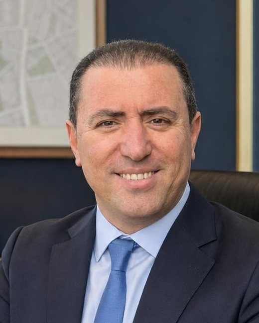 Ömer Kaşıkcı, Vermessungsingenieur und Gründer von PlotDossier, in seinem Büro